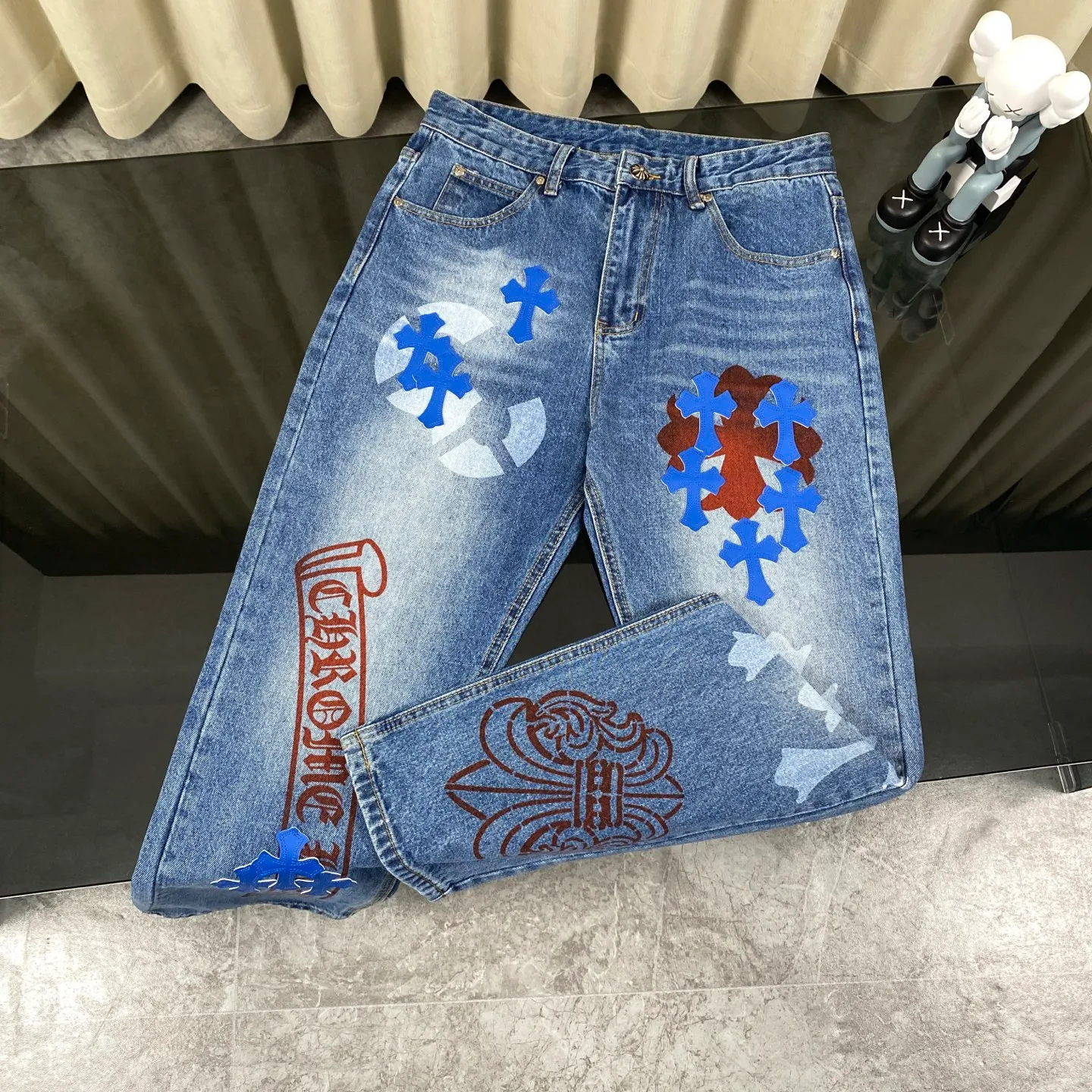 🅿️280 Chrome Hearts Chrome Hearts 24SS cross Sanskrit limited edition graffiti printed leather jeans. 💙Among Chrome Hearts’ many trousers, its color is unique and attracts people at first glance. It is made of beaded canvas fabric and has been washed with heavy water. The upper body is very textured, crisp and stylish, and will not collapse at all. The three-dimensional cut of the pants has a first-class effect in modifying the shape of the legs. It can be easily controlled by any figure, and you can instantly become a street trendy person when you put it on.  🔩Customized hardware, full of texture, every detail is done to the extreme. The thick beaded canvas fabric becomes soft and skin-friendly after washing, and has excellent breathability, making it comfortable to wear all day long. Customized small leather label, unique design, simple yet elegant, exquisite workmanship, neat wiring, every detail demonstrates quality and style.  These pants are gender-neutral and can be worn by both men and women, easily creating a sense of fashion. Pair them with a T-shirt or sweatshirt and you can easily go out and hit the streets. 🔵Classic blue, always a fashion favorite, suitable for any style of wear.  Size from 28 to 34 (corresponding to S-XL)